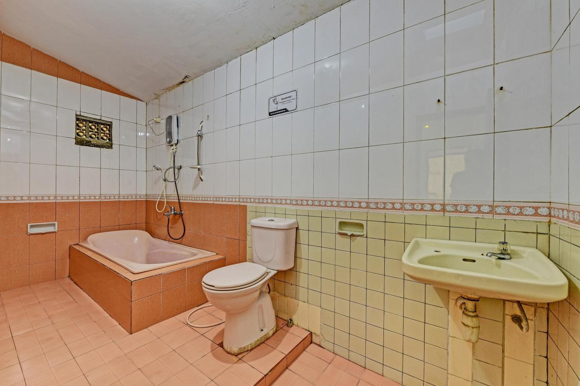 Oyo 90443 Hotel New Kartika In Cilopadang エクステリア 写真